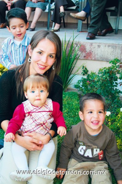 Claudia Roble de Garza, Mary Gaby y Alfredo Garza.