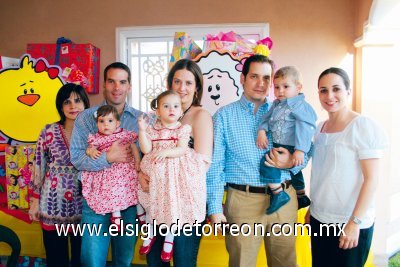 Cumplen 1 y 2 años
Laurencia González de Herrera y Alberto Herrera Leal con su hija María José, Claudia Mendiola de González y Severino González con su hija Paulina, Fernando González Hernández y Lucila Hernández de González.