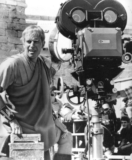 No obstante, atrás queda una carrera cinematográfica legendaria, que sin duda le convirtió en uno de los grandes iconos masculinos de la industria, en los que interpretó más de 70 películas, con personajes como Moisés, Miguel Ángel, el cardenal Richelieu y El Cid.