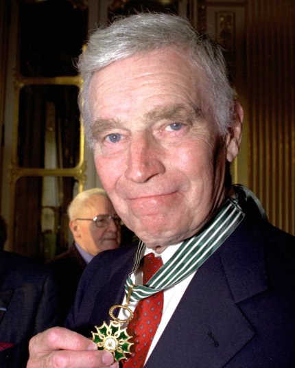 Fue el propio actor, hace unos años, el que anunció públicamente que sufría un mal degenerativo, que también afectó al actor y ex presidente de EU., Ronald Reagan, uno de sus amigos.