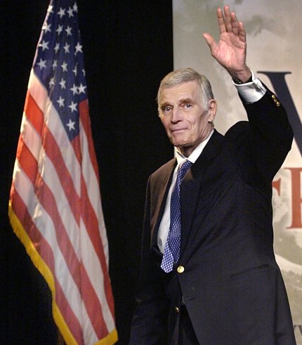 El actor estadounidense Charlton Heston, que interpretó para la inmortalidad papeles históricos, como Moisés, Miguel Ángel y El Cid, falleció  en su residencia de Beverley Hills, en Los Ángeles, a los 84 años.