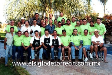 01042008
Tim Araiza, Héctor González, Peyo Revuelta y Héctor Salazar acompañados por sus amigos