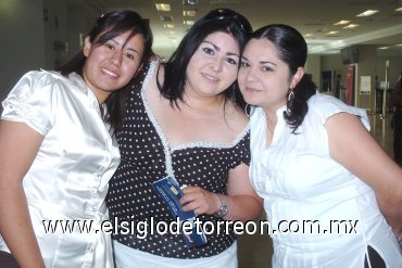 01042008
Heidi Favela voló a la playa de Acapulco, le desearon feliz viaje Mary Benito y Nereida Martínez.