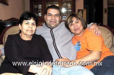03042008
Carlos Roberto Hernández acompañado por su mamá María de los Ángeles Núñez y su esposa Leticia Salas Frayre.