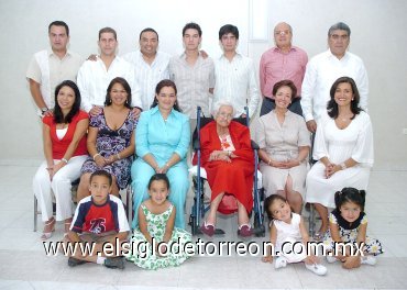 04042008
María Martínez de Cervantes fue festejada por la familia Cervantes Chávez (procedentes de México), con motivo de sus 100 años de edad.