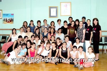 05042008
Bárbara, Ximena, María José, Ana Laura, Frida, Bárbara, Lauris, Marlene, Ana Roberta Nahle, Alicia , Ana Sofía , Frida, Luisa, Maleny, Pamela, Paloma y Angélica, alumnas y ganadoras del concurso de jazz.
