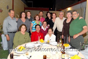 07042008
Irma Mendoza Díaz, acompañada por los asistentes a su cena de jubilación.