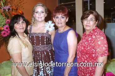 12042008
La novia con sus tías y organizadoras de la recepción, Irma de Jurado, Elvira de Arguijo y Olga de Ortiz.