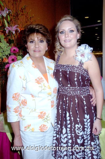 13042008
Sylvia Cristina Reyes Rivera en su despedida de soltera, la acompaña su mamá Silvia de Reyes.