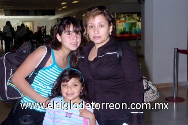 06042008
Viajaron a la ciudad de Tijuana, Alma de Herendia y sus hijas Valería y Roccel Herendia.