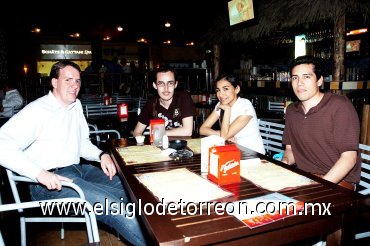 06042008
Jorge Chávez, Gilda Magallanes, Luis Escobar y Cristian Cruz, en un restaurante.