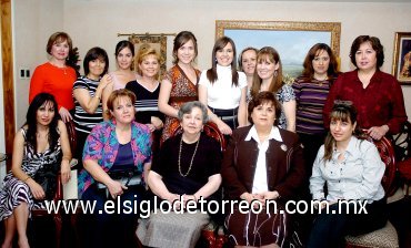06042008
Cristina Araujo Torre recibió una despedida de soltera preparada por Margarita Rivera, Lorena Iturbide, Begoña de Guajardo, Lorena de Rivera y Lalis Araujo, la acompañaron también su familia y amistades.