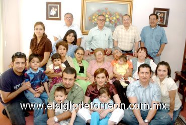 06042008
Jaime, Sergio, Jorge y Gerardo Martínez Macías ofrecieron convivio para su mamá María Dolores Macías de Martínez, además fue acompañada por su familia y amistades.