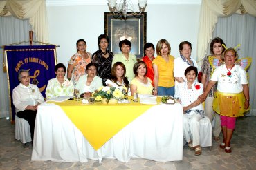 09042008
Con motivo de la llegada de la Primavera, el comité de Damas del Club de Leones de Gómez Palacio tuvo un convivio a la que asistieron algunas socias vestidas de maripositas.