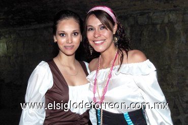12042008
Jéssika Flores Aguilar y Marichelo Niño de Rivera, alumnas de la UAL, presentaron un espectáculo con esencia medieval.