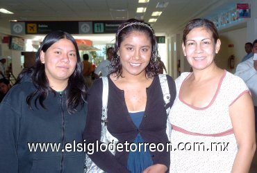 12042008
Ashli y Elizabeth Cassio despidieron a Melissa Cassio por su viaje a Tijuana, Baja California.
