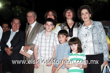 06042008
Don Ramón Iririarte Maisterrena, acompañado de su esposa Jossie, de sus hijas Lorena y Marisela y nietos.