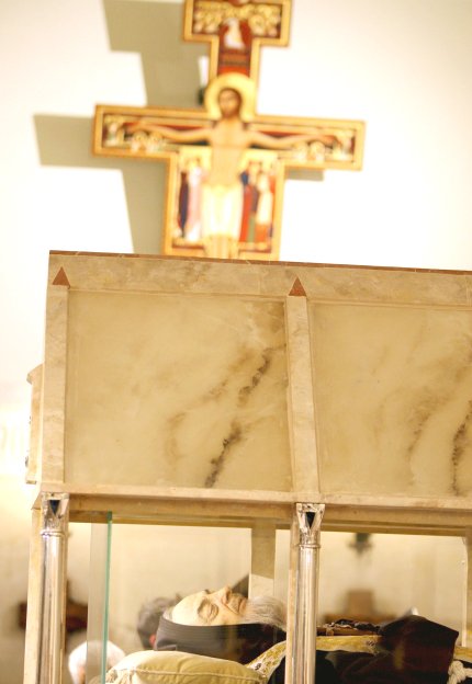 El momento cumbre de su actividad apostólica era aquél en el que celebraba la Santa Misa. Los fieles que participaban en la misma percibían la altura y profundidad de su espiritualidad.
