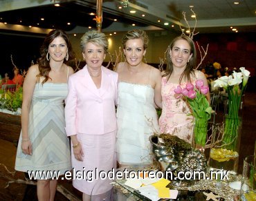 16042008
La novia junto a las organizadoras de su despedida, Leticia Rivera de Ávila, Ana Leticia Ávila de Osuna y Claudia Campoy de Ávila.