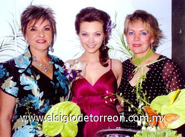 18042008
La futura contrayente acompañada de su futura suegra Vickie M. Tolentino de Hamdan y de su mamá Ma. Magdalena Ramírez Toraño