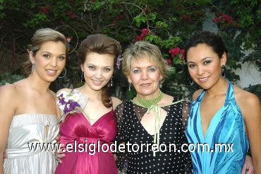 18042008VMaría Mercedes en la compañía de su mamá Ma. Magdalena Ramírez Toraño de Romo y sus hermanas Carla Mirella y María Magdalena Romo Ramírez.