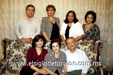 06042008
Los festejados en compañía de sus queridos hijos; Teresa, Mayela, Isabel, Gerardo y Lourdes Salcido Esparza