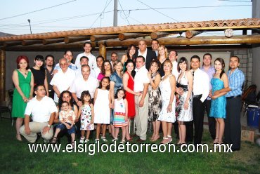 15042008
Familiares y amigos se reunieron el sábado pasado, para despedir de su vida de solteros a Jaime Aarón Moraila Cabelaris y Adriana Reza Jiménez.