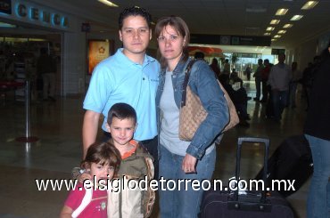 17042008
Llegaron de México, Iliana Dávila y Roberto Ramírez Jr., acudieron a recibirlos Roberto y Daniela Ramírez.
