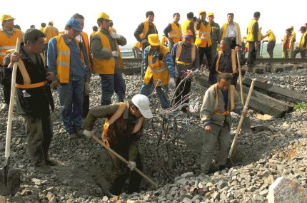 Varios trabajadores del ferrocarril reparan las vías en el lugar donde ocurrió el accidente.