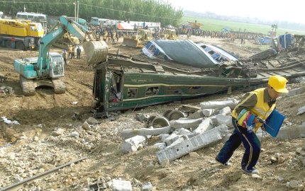 El accidente, causado por un error humano, le ha costado el cargo por el momento a dos altos funcionarios: Chen Gong y Chai Tiemin, director y secretario del Partido del Buró de Ferrocarril de Jinan (capital de Shandong), respectivamente.