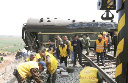 Al descarrilar, el convoy chocó contra un segundo tren, el número 5034, que cubre la ruta entre Yantai (Shandong) y Xuzhou (provincia de Jiangsu, colindante por el sur) sacándolo también de las vías. Cincuenta y siete personas fallecieron en el acto.