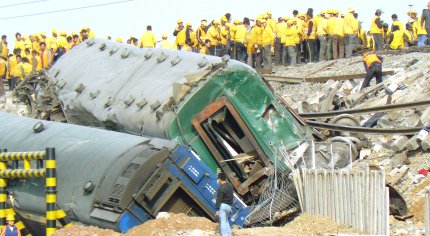 El siniestro ocurrió cuando el tren T195 procedente de Pekín y con destino a Qingdao (sede de las pruebas olímpicas de vela) descarriló en una curva a la altura de la ciudad de Zibo, en la provincia oriental de Shandong, informó la agencia oficial Xinhua.
