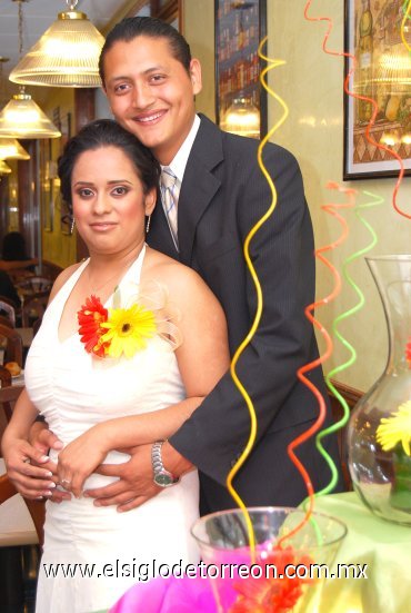 22042008
Karla Franco Zúñiga y Enrique Martínez Martínez, se casarán en breve tiempo y por ello fueron despedidos de solteros el sábado pasado.