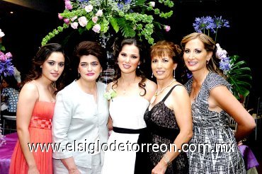 23042008
Daniela Cepeda acompañada por Laura Zermeño, Laura Núñez de Zermeño, María Luisa Torres de Cepeda y Ana Lorena Cepeda.