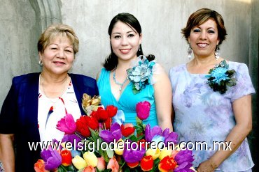 23042008
La novia al lado de las organizadoras, Rosa María Ramírez y Juanita Hernández Martínez.