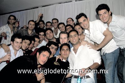 Un grupo de amigos disfrutando de la noche en Studio