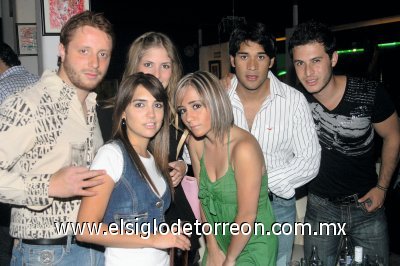 Christopher Sánchez-Viesca, Ivonne Zurita, Paola Vargas, Bety García, Jonathan Nava y Omar Assad.