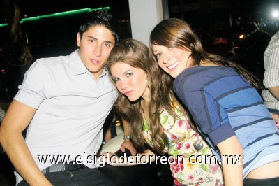 ¡Y llegó la noche!
Rodrigo de la Garza, Jaquline Mercado y Alejandra Martínez.