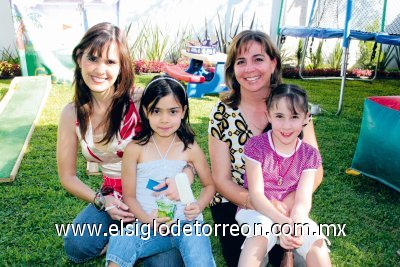 Susana y María Ortega, Valentina y Biby Barrera.