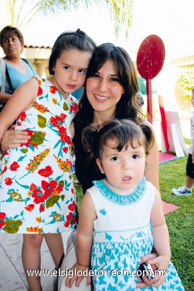 Any Godina de Mexsen, María Emilia e Isabella Mexsen Godina.