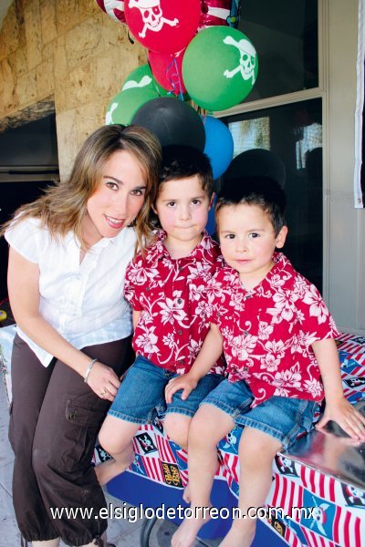 Verónica Saracho con sus hijos Bernardo y Ferrán Murillo Saracho.