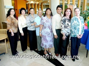 13042008
María del Rosario en compañía de las damas del Club Rotario Centenario y de los sacerdotes Baltazar Vilches CMF y del Pbro. Miguel Ángel Aguilar