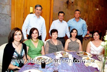 16042008
Margarita de Gutiérrez, Gaby Aranda de Anaya, Graciela Cruz, Raquel A. de Issa, Leticia A. de Espinoza, Andrés Anaya, Luis Espinoza y Alejandro Gutiérrez, en un bautizo.