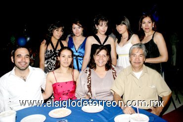 16042008
Sharon Martínez, Karla Esparza, Roberto y Adriana Morina, Manuel, José Ángel y Tere, Yahaira y Daniel.