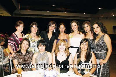 Ana Villy Estrada, Anita García, Anel Rangel, Ángeles Santillán, Ale López, Karol Izza, Maribel Triana, Daniela Valencia, Raquel Lavín y Chela Zarzosa acompañando a la próxima novia.