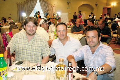 Antonio Dávila, Marco Zamarripa y José Antonio, disfrutando de la inauguración.