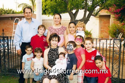 Paulina de las Casas Gutiérrez junto a sus padres Germán de las Casas y Gabriela Schott de De las Casas, así como todos sus primitos.