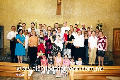 La festejada junto a sus papás Germán de las Casas y Gabriela Schott de De las Casas, sus padrinos Fernando y Marcela Carzó, así como demás invitados y familia.