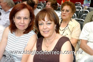 20042008
Cecilia Romo y Esperanza Romo, al igual que numerosos laguneros, asistieron a la misa del Jubileo de Oro de la Diócesis de Torreón.