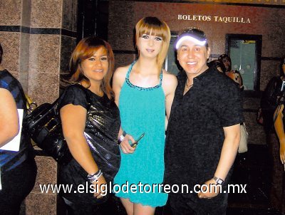 Manuel Saucedo recibe Primer Lugar
Manuel Saucedo junto a su estilista Martha Estela López.